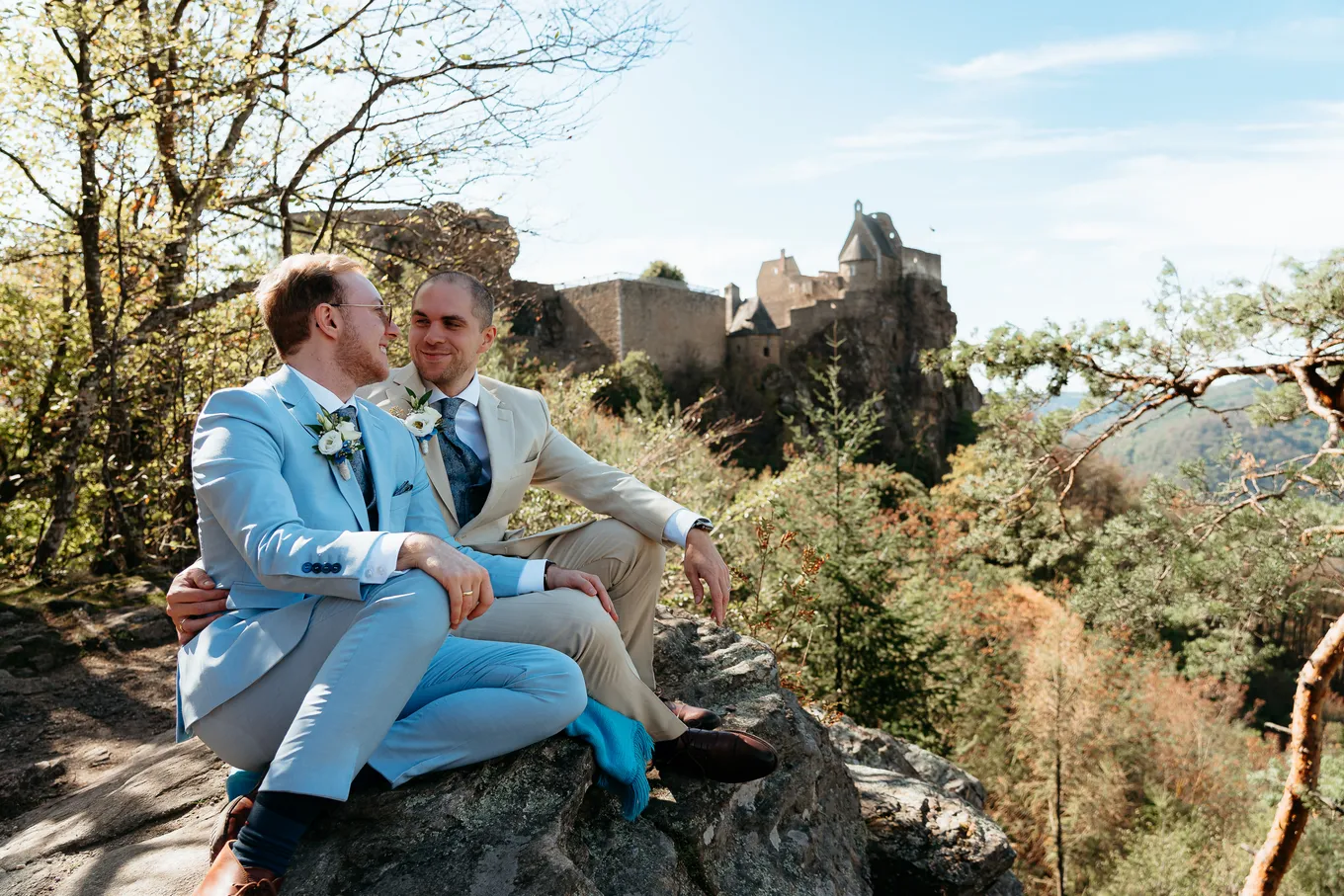 Alex und Berni an ihrem Hochzeitstag vor der Burgruine Aggstein.